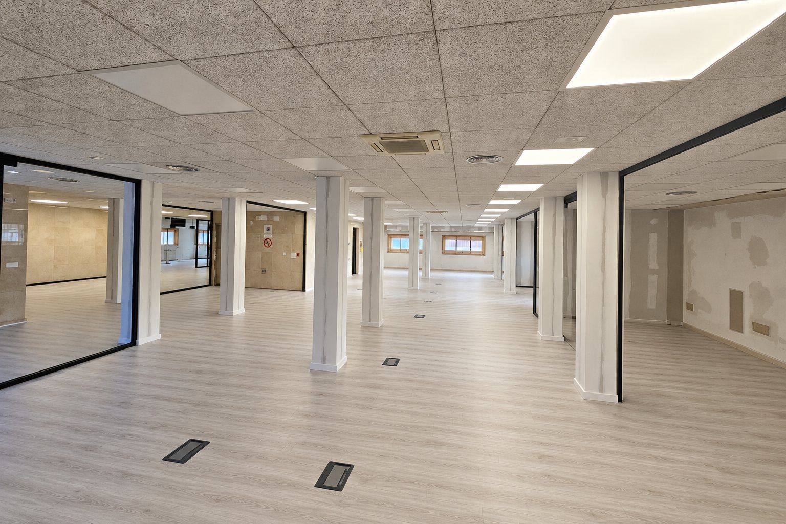Planta de oficinas con techo acústico