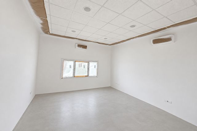 Sala con techo registrable y paredes de pladur