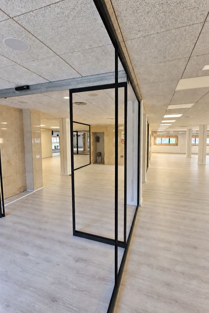 Oficinas con mamparas y techo acústico