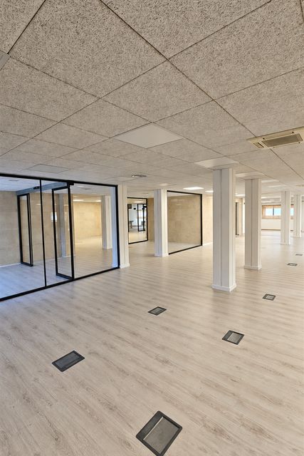 Oficinas con pilares revestidos