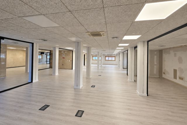 Planta de oficinas con techo acústico