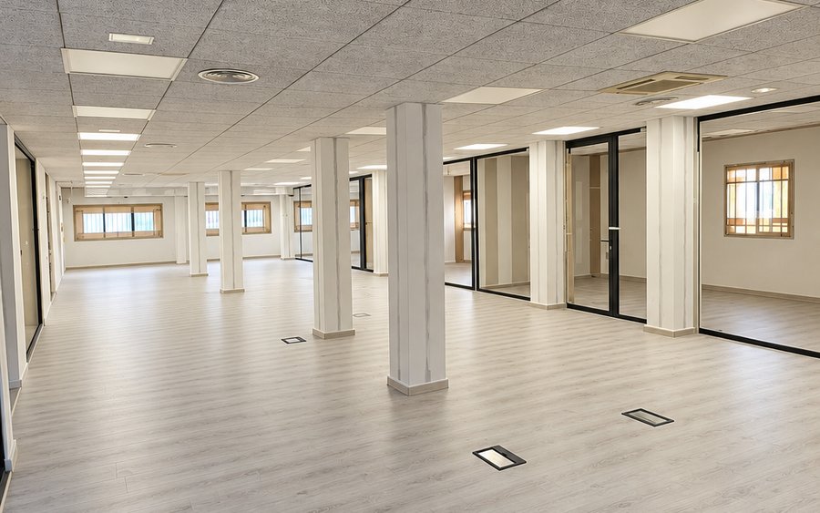 Reforma de oficinas con techo registrable y pilares revestidos en pladur