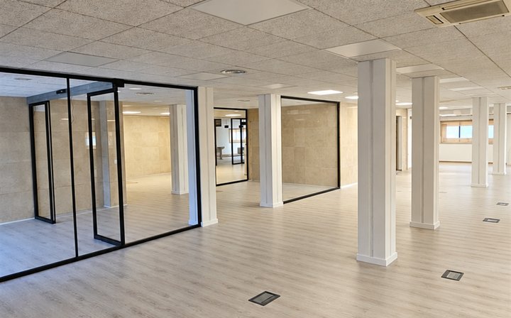 Reforma de oficinas con techo acústico y pilares revestidos en pladur