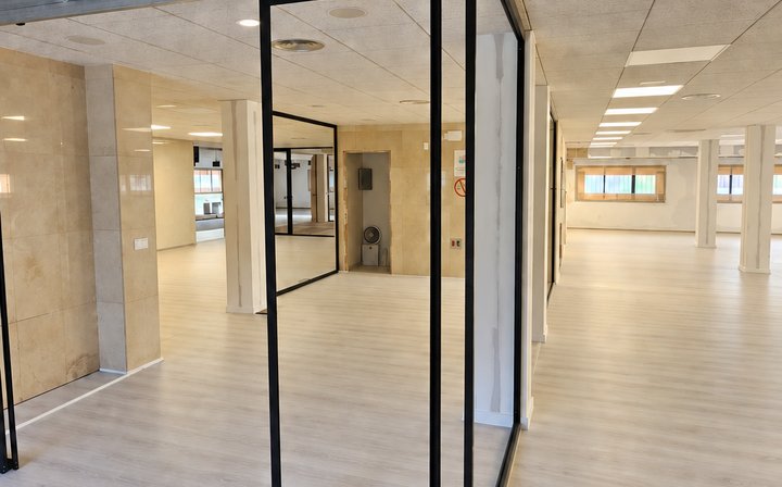 Tabiques de pladur y mamparas de cristal en una oficina